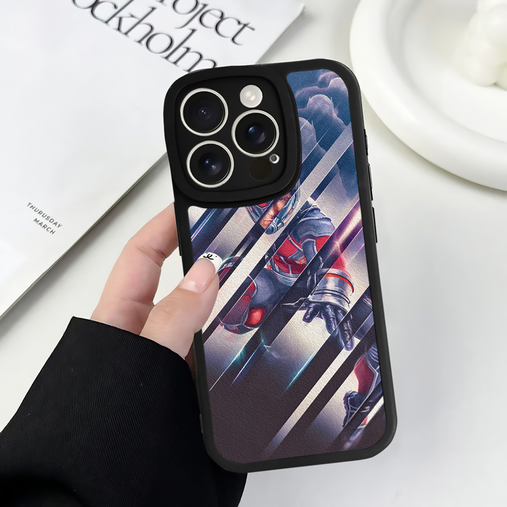 （画像用） アベンジャーズ The Avengers 【iPhone 16シリーズ対応】シリコンスマホケース（レザー調） 材質：シリコン